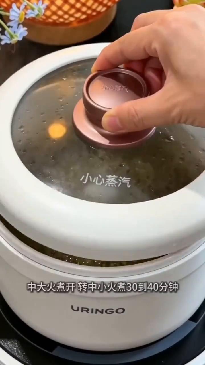 绿豆老冰棍。夏天孩子想吃绿豆雪糕了，别再出去买添加剂一大堆的了，自己在家做比烧