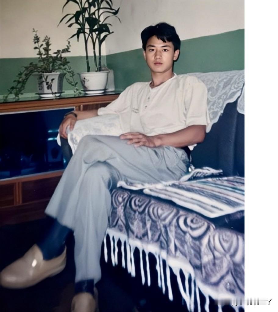 都说他年轻时帅得无与伦比！这是一九八四年他在广州的一张珍贵留影。在那个没有美颜没