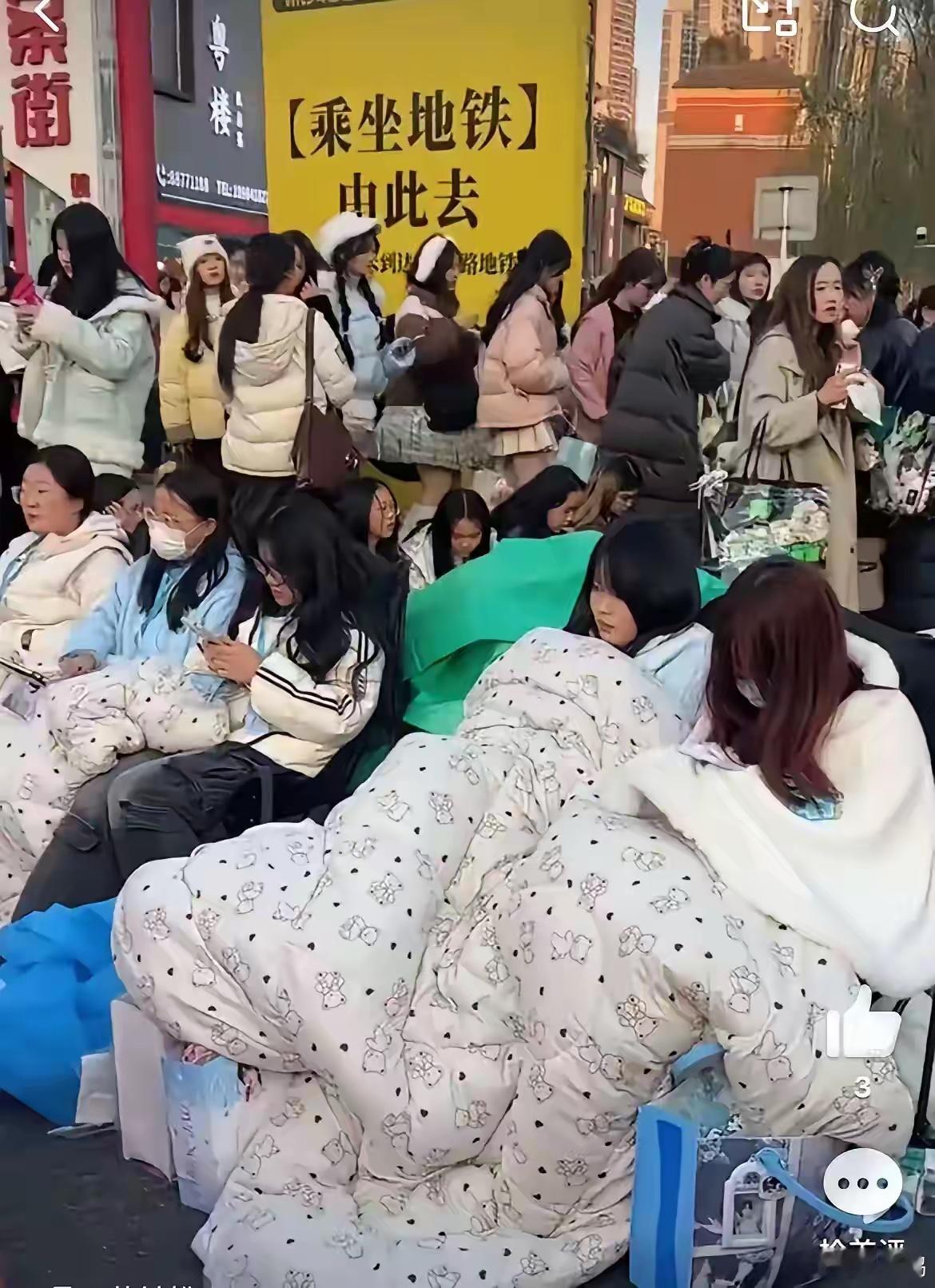 这些女孩子真的是没救了！就为了能在演唱会上看到自己喜爱的明星，这些女孩子从四面八