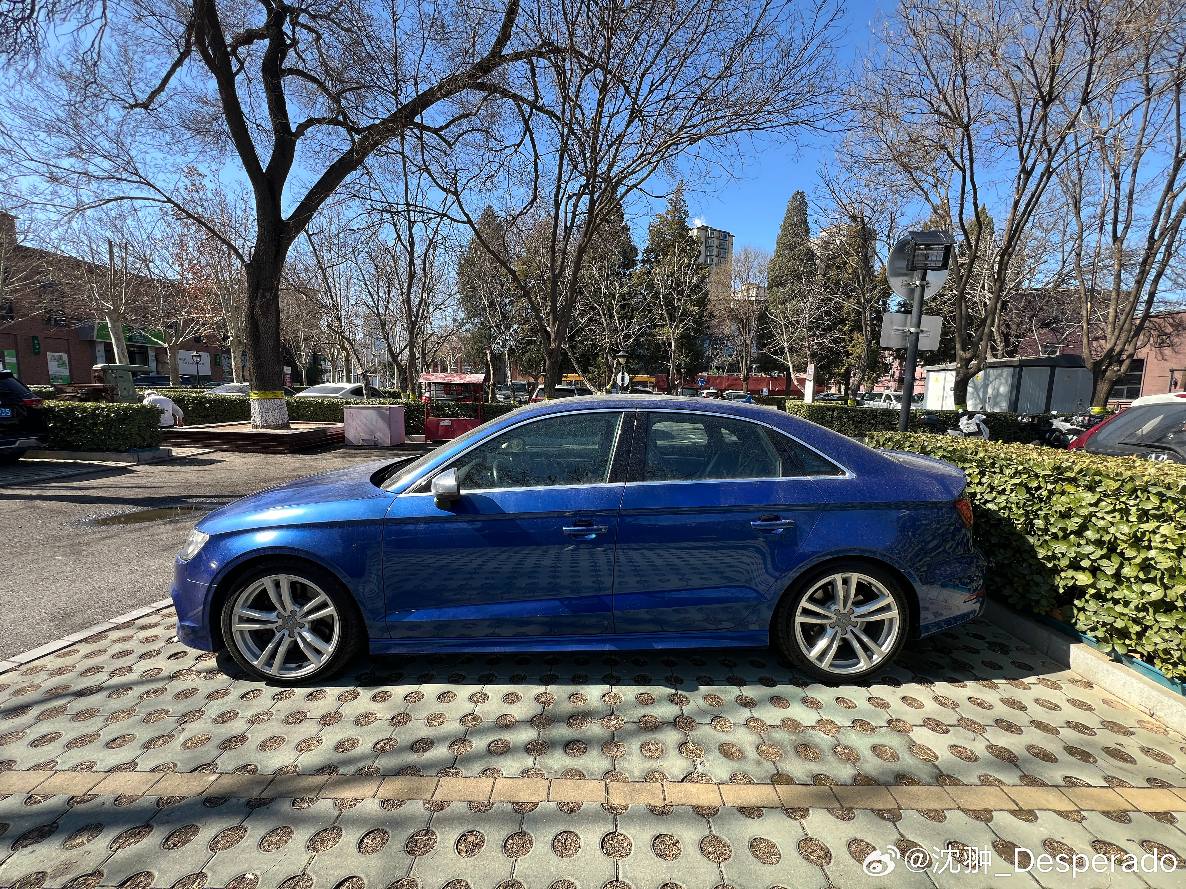 奥迪S3在外面停了一周，又是下雨又是下雪的，已经到不洗不行的程度了。北京