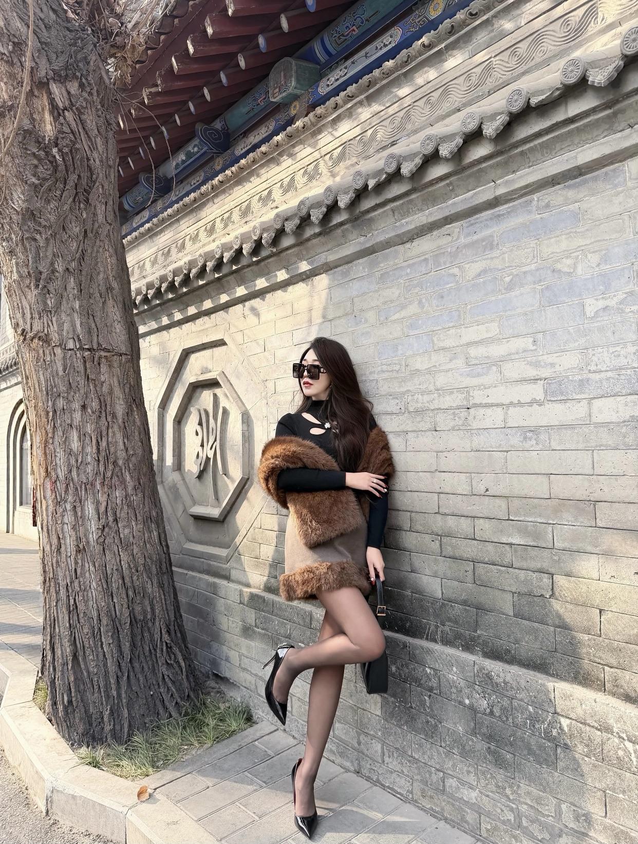 如何做一位优雅精致的女性?保持良好的体态，挺胸抬头。