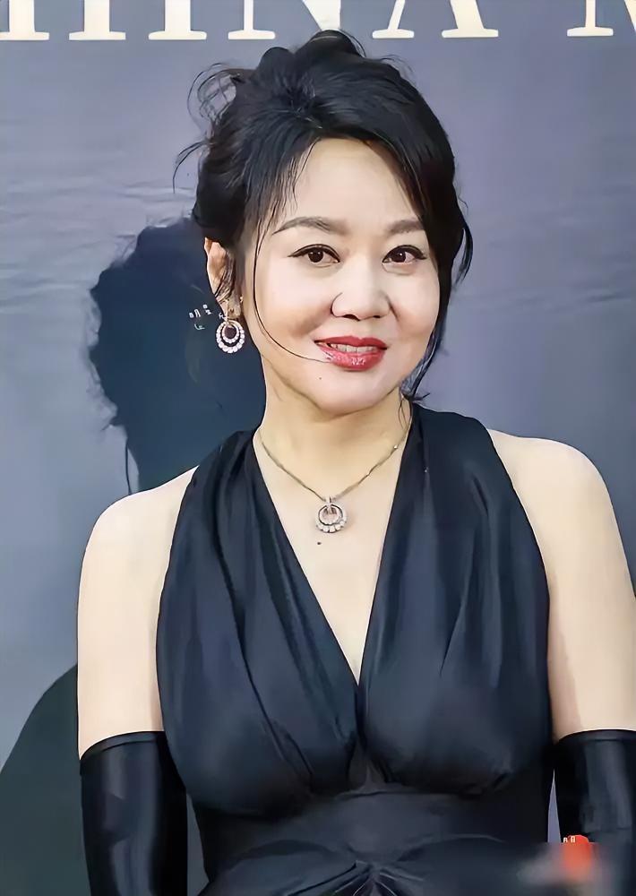 闫妮接过话筒，步子晃了一下。她没念稿，抬手朝雷佳音一指：“你紧张啥？我都不紧