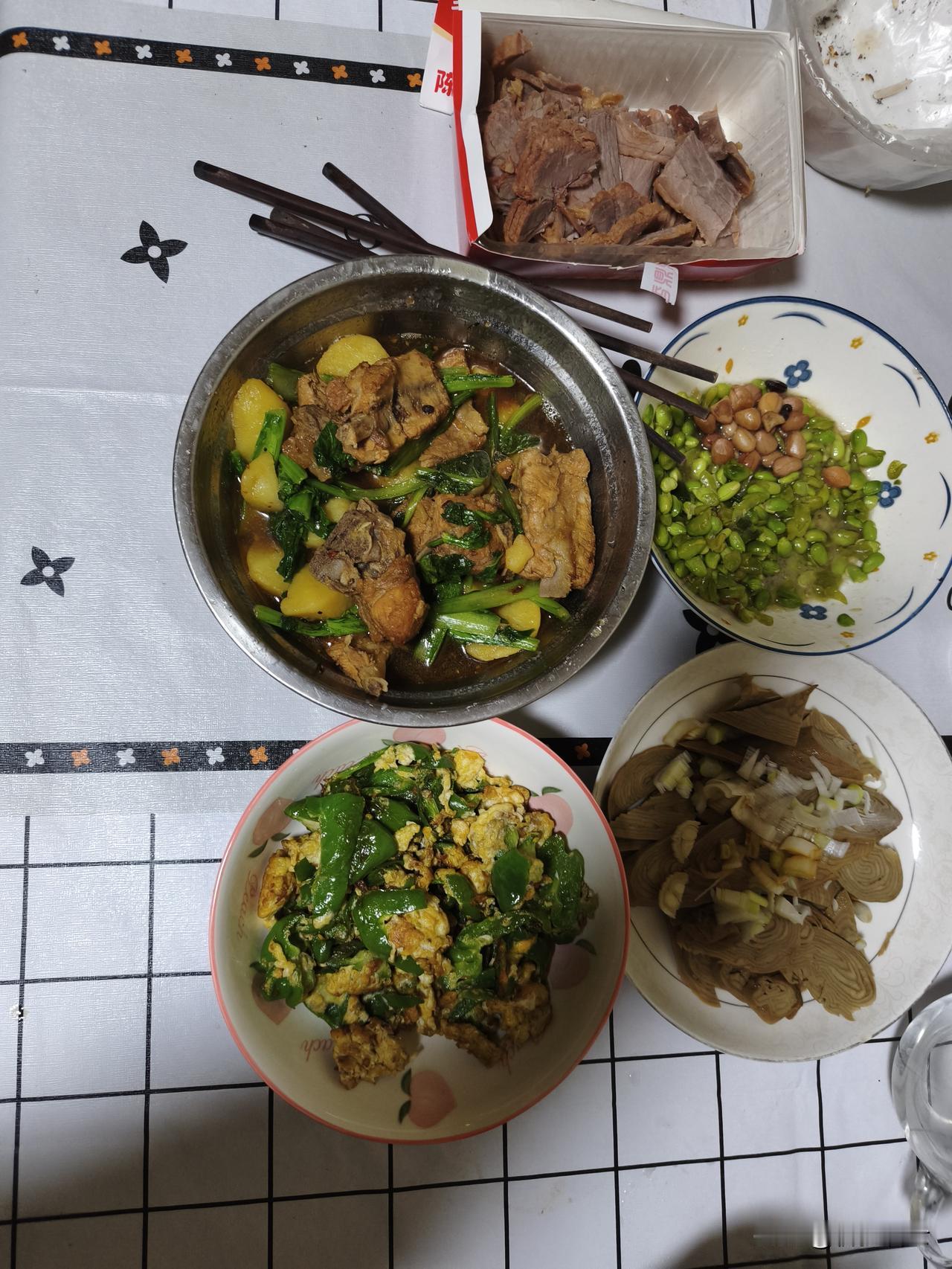 开饭了，今天依然五个菜，五口人一起吃，土豆烧排骨，青椒鸡蛋，调素鸡，毛豆粒，牛肉