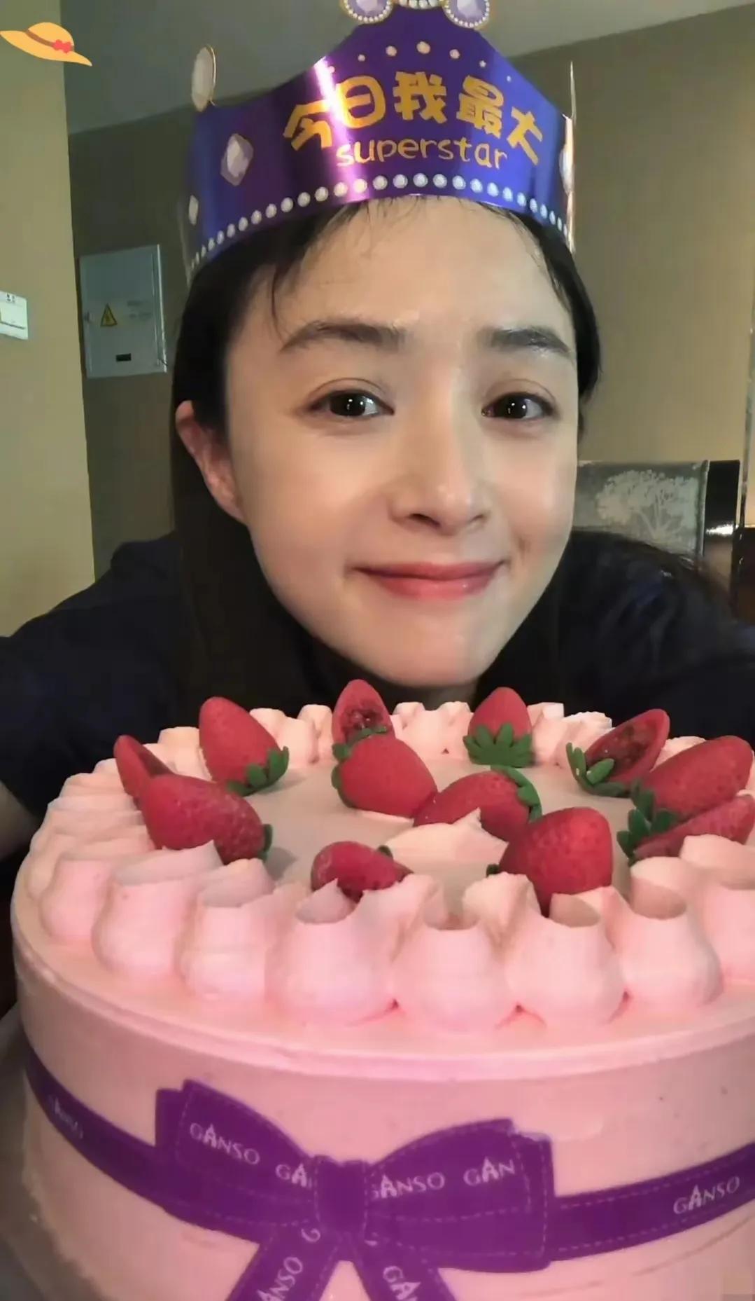 昨日，42岁的蒋欣分享庆生喜悦，与神秘男子合影定格美好瞬间。她身材明显苗条，似岁