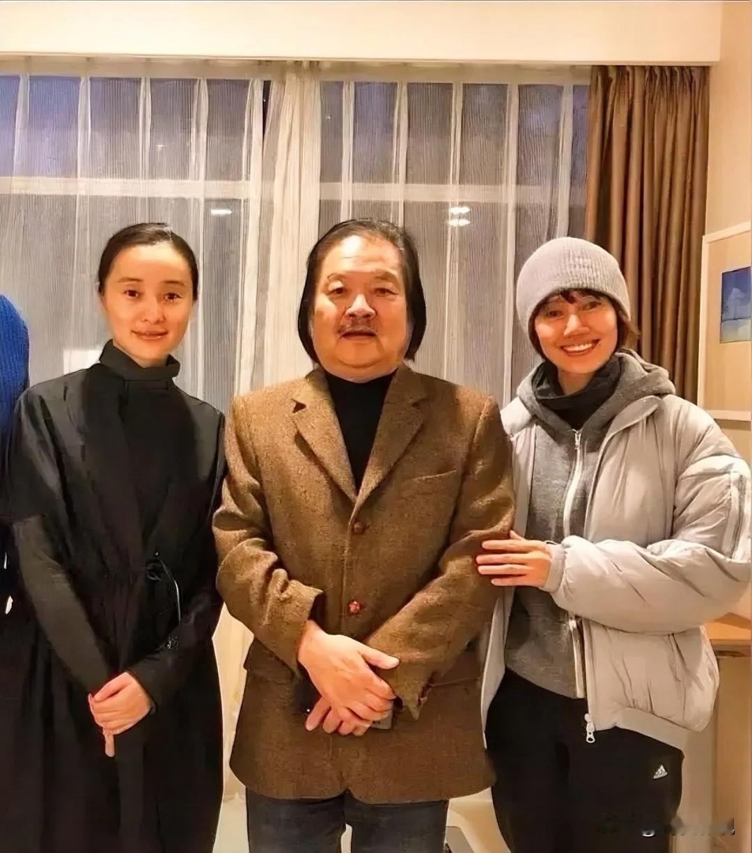 仔细一看，袁泉就算戴帽子也好看，高鼻梁，眼窝深邃，辨识度极高。左边的是细眉飞扬，