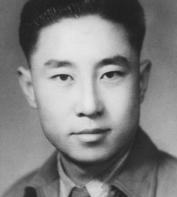1938年，特务去小学抓地下党杨文海，谁知刚到校门口，恰巧就碰上了杨文海。特务赶