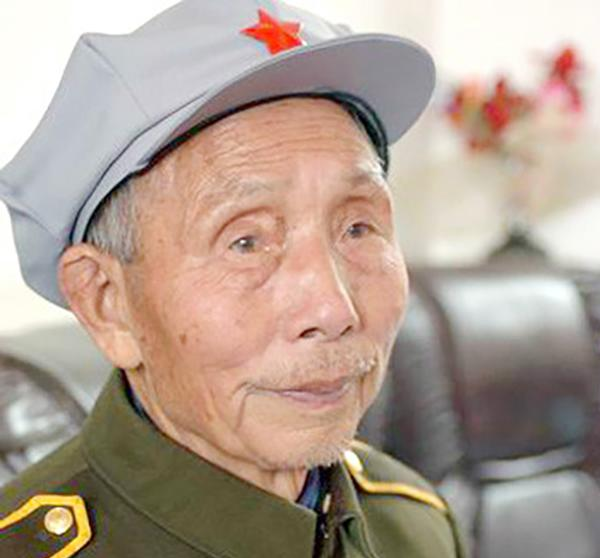 1973年，农民钟发镇被人诬陷是汉奸，他感到非常的委屈，经常夜里独自落泪。就在他