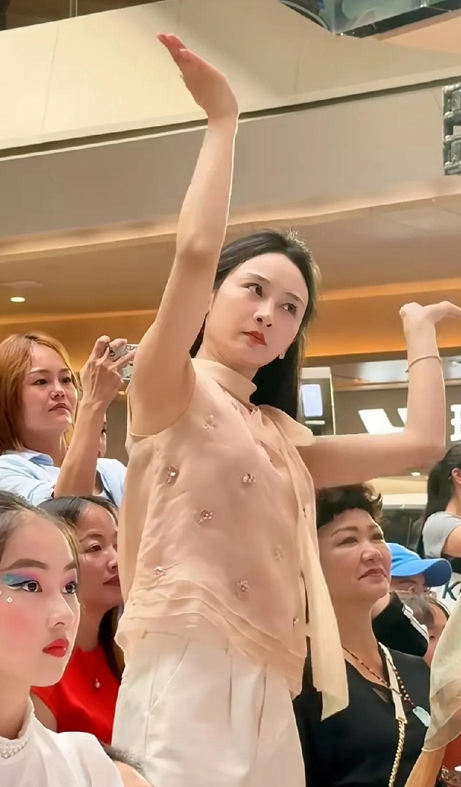 徐州幼儿园舞蹈老师，台下指导孩子舞蹈动作，每一帧都是表情包，网友问：“幼儿园大