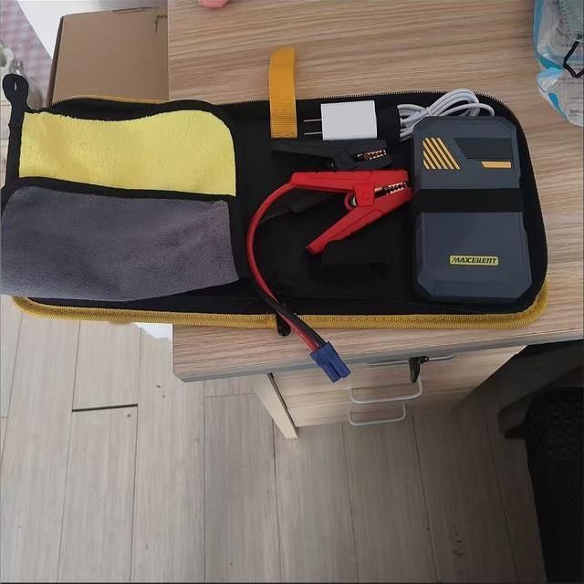 那天早上在长白山露营完，车停在雪地上一宿。坐进驾驶座拧钥匙，咔哒一声，没反应。再