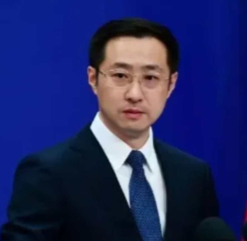 太尴尬了！菲律宾官方叫嚣一天之后，中国外交部终于回应了，然而发言人也只用了三