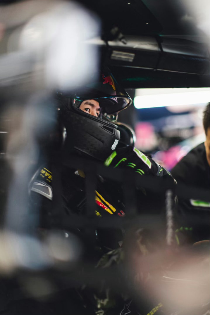 王一博开启一天的高强度训练王一博每次出现都觉得又瘦了又高了王一博又去赛车场，开启