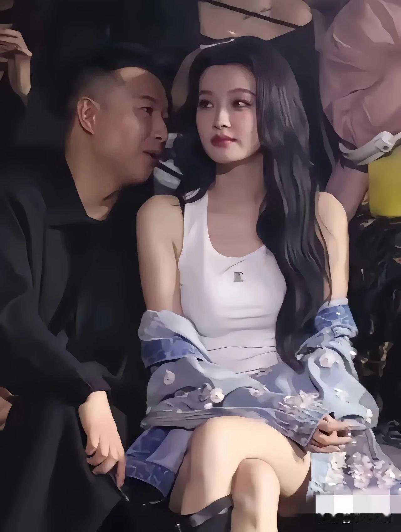 离婚后的孙怡太心酸了，为了接戏亲自陪大佬看秀，一脸不情愿。离婚后的孙怡过了一段短