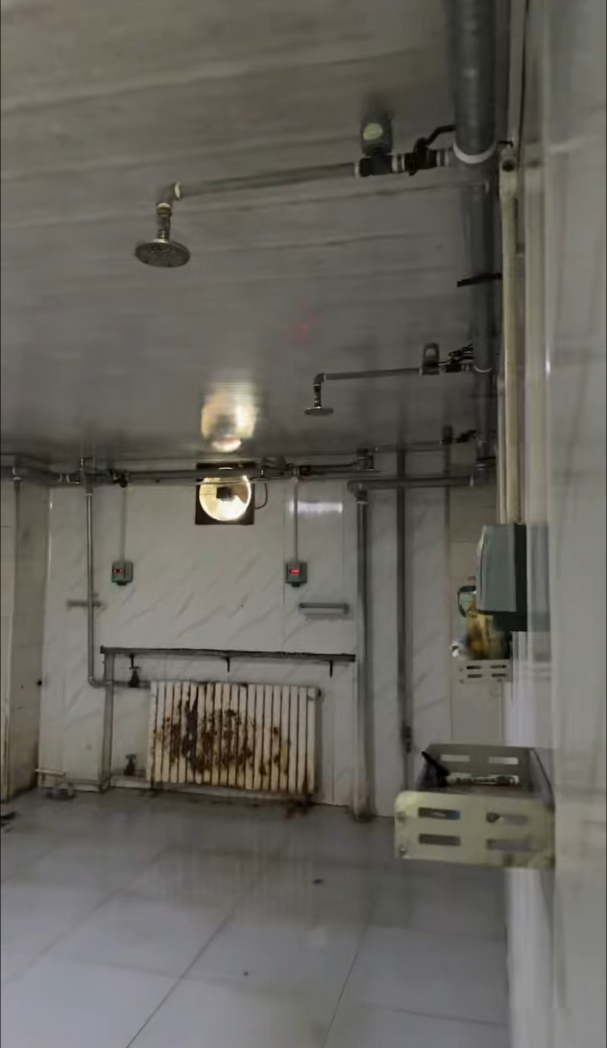 山西一高校宿舍洗澡10分钟收费5元, 学生吐槽费用高, 校方: 近期会下调价格