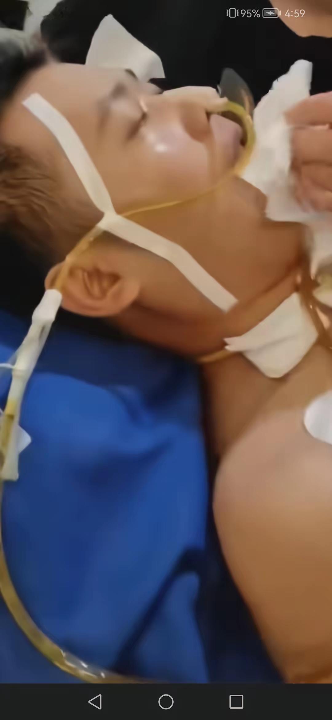 泪奔，儿子重病奄奄一息，医院已下病危通知书，儿子断断续续的跟妈妈说：妈妈！一点希