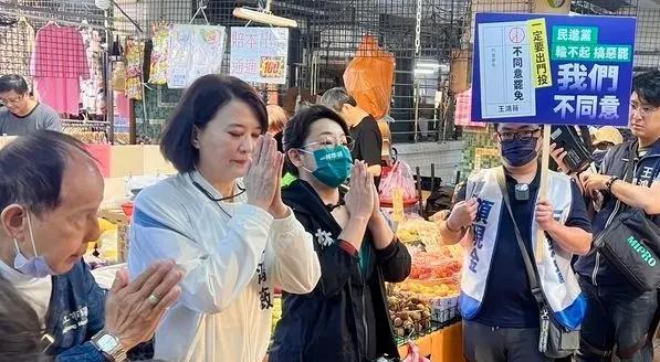 “蓝白合”对抗大罢免今天下午，蓝营立委王鸿薇携手白营议员林珍羽在台北松江市场扫