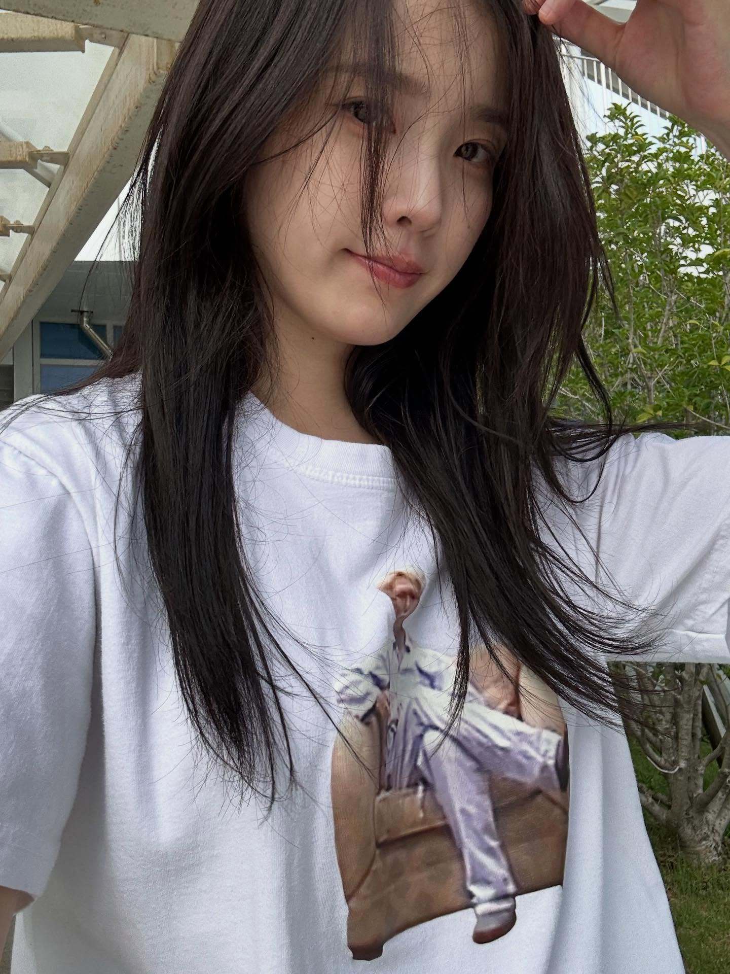 IU最新ins更新的一张自拍中T恤是AKMU李灿赫周边李灿赫：숨말당（不要躲藏，