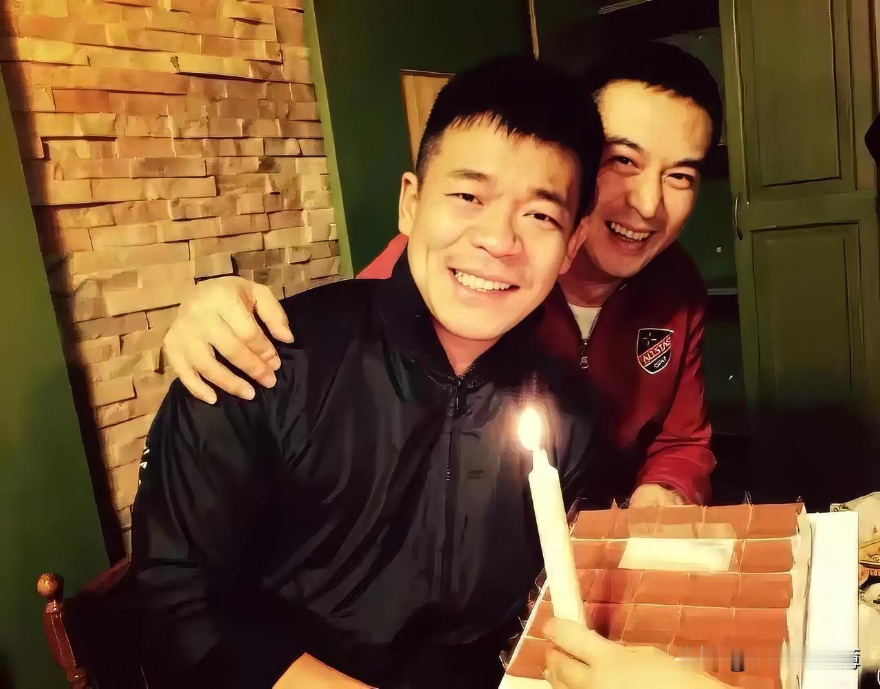 张嘉译：忘恩是本能，记住才是本事。都说娱乐圈现实，人走茶凉。可张嘉译偏不。