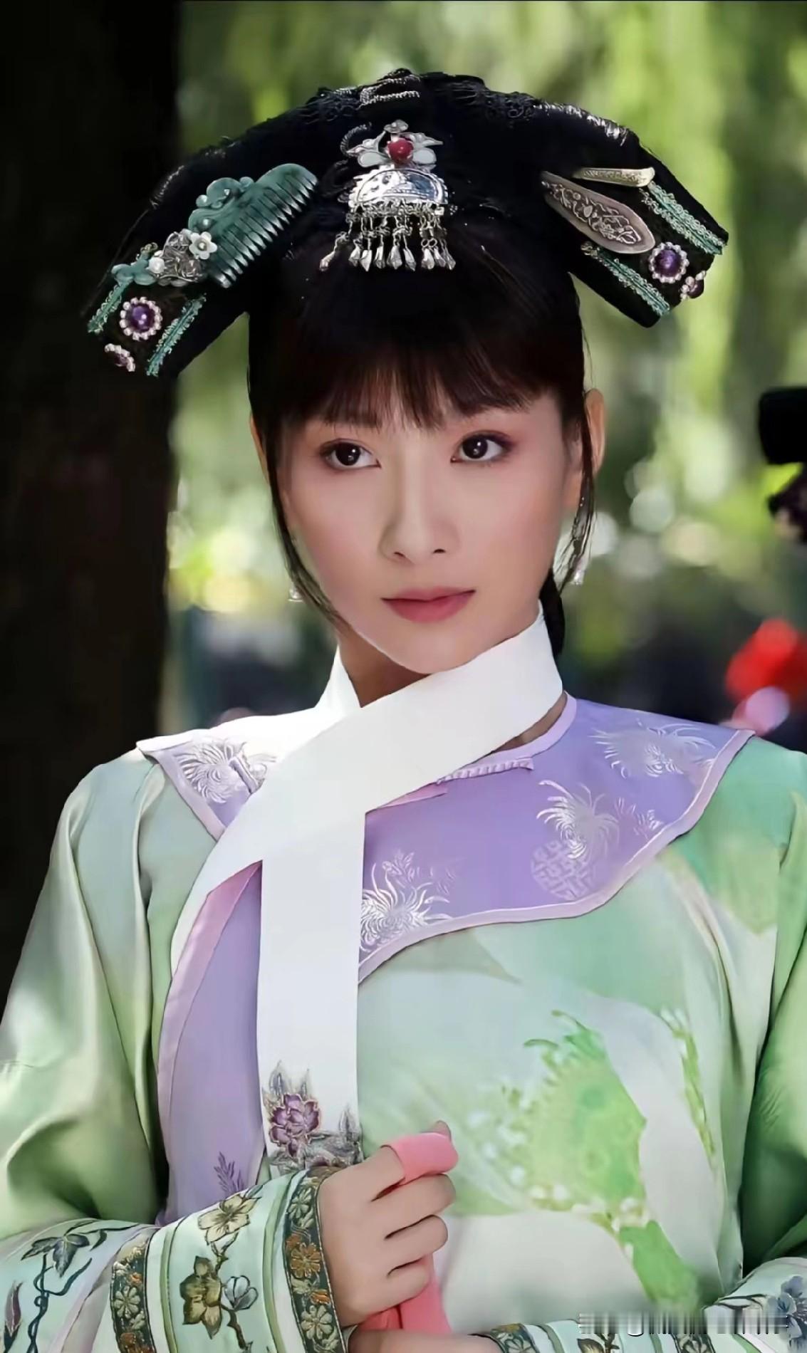 看的时候一直有个疑惑，安陵容出身看着那么普通，为啥能和甄嬛、眉庄一起参加选秀？