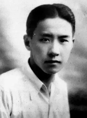 1915年袁世凯试穿龙袍，大姨太骂他“流氓”，为何却安然无恙？1915年，