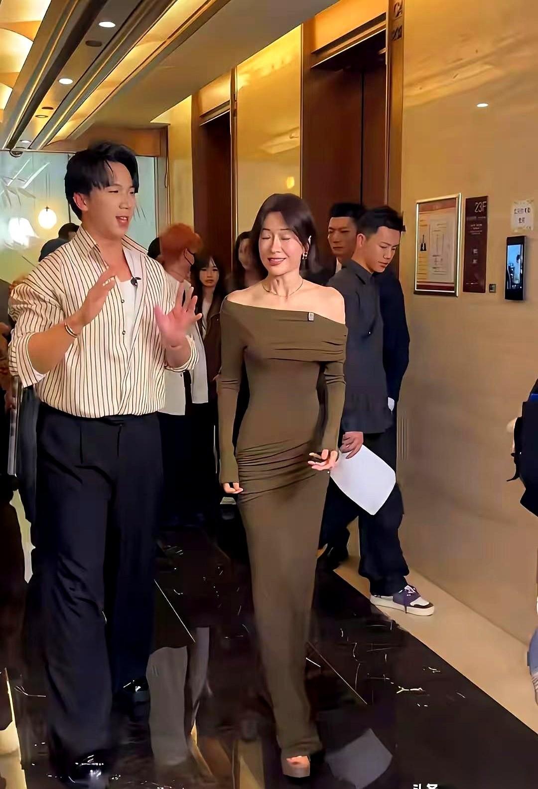 一个女人，得有多怕被时间忘了，才会把自己活成一个标准模板？我每次看到秦岚，心里