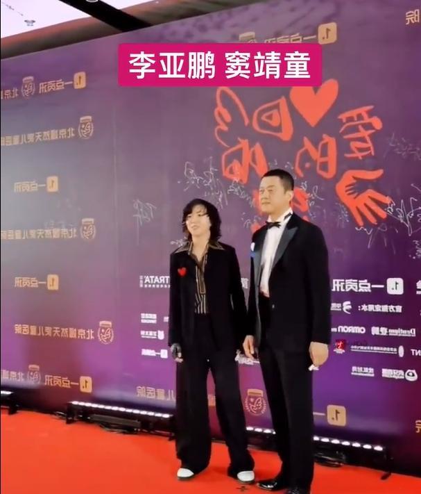 李亚鹏说：李嫣只要坐飞机，我都是让她坐头等舱的，而窦靖童就不一样了，她出门必须是