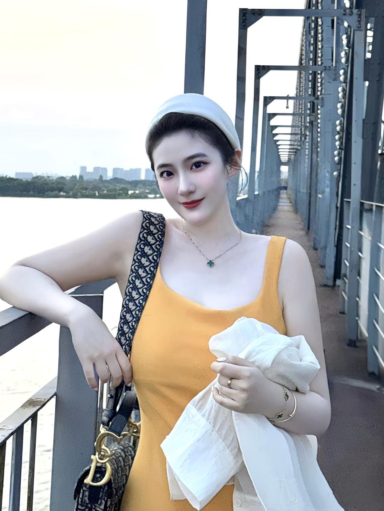 美图欣赏，看图写诗，情感解读《江桥晚望》七言绝句：江天一抹晚霞柔，橘色