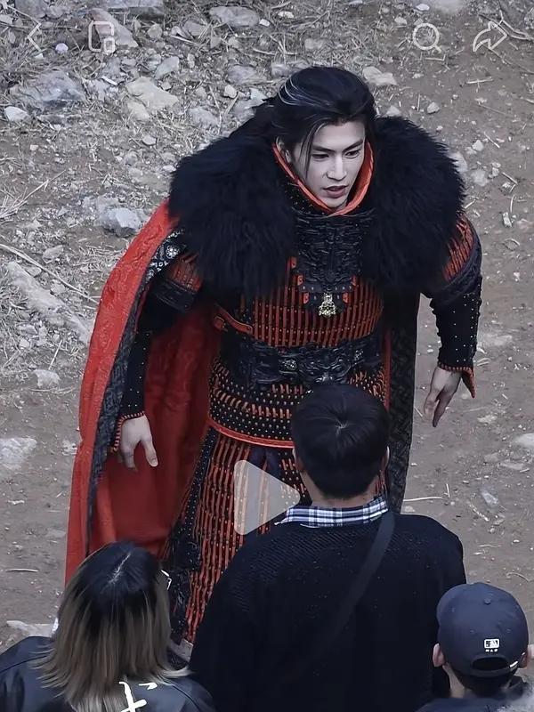 张凌赫这几张路透怎么传出来的？粉丝没买断吗？