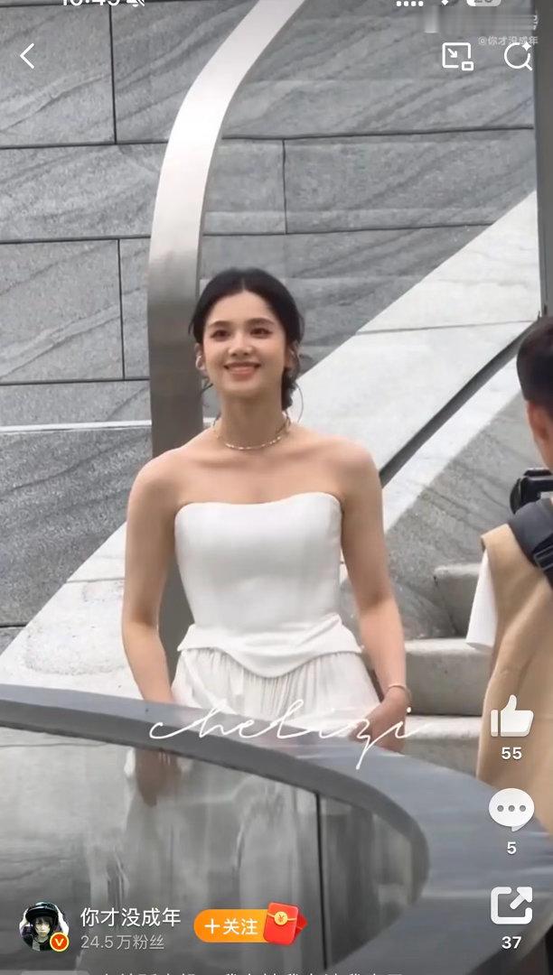 这是在硬夸吗？张婧仪这肩颈真的不壮吗