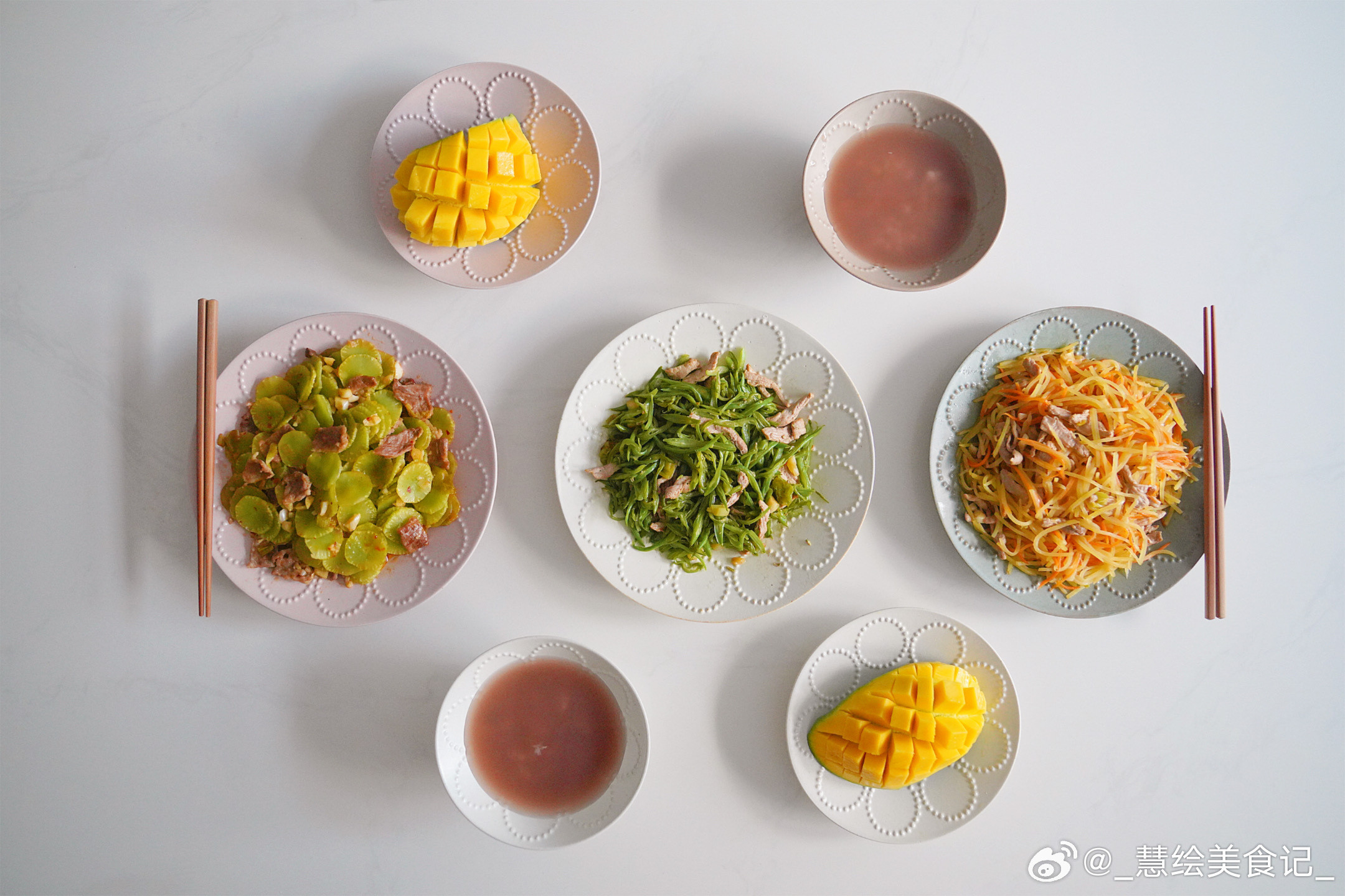 晚饭豆角炒肉、炒三丝、莴笋炒肉、杂粮粥、芒果~人间值得那一口人间值得处