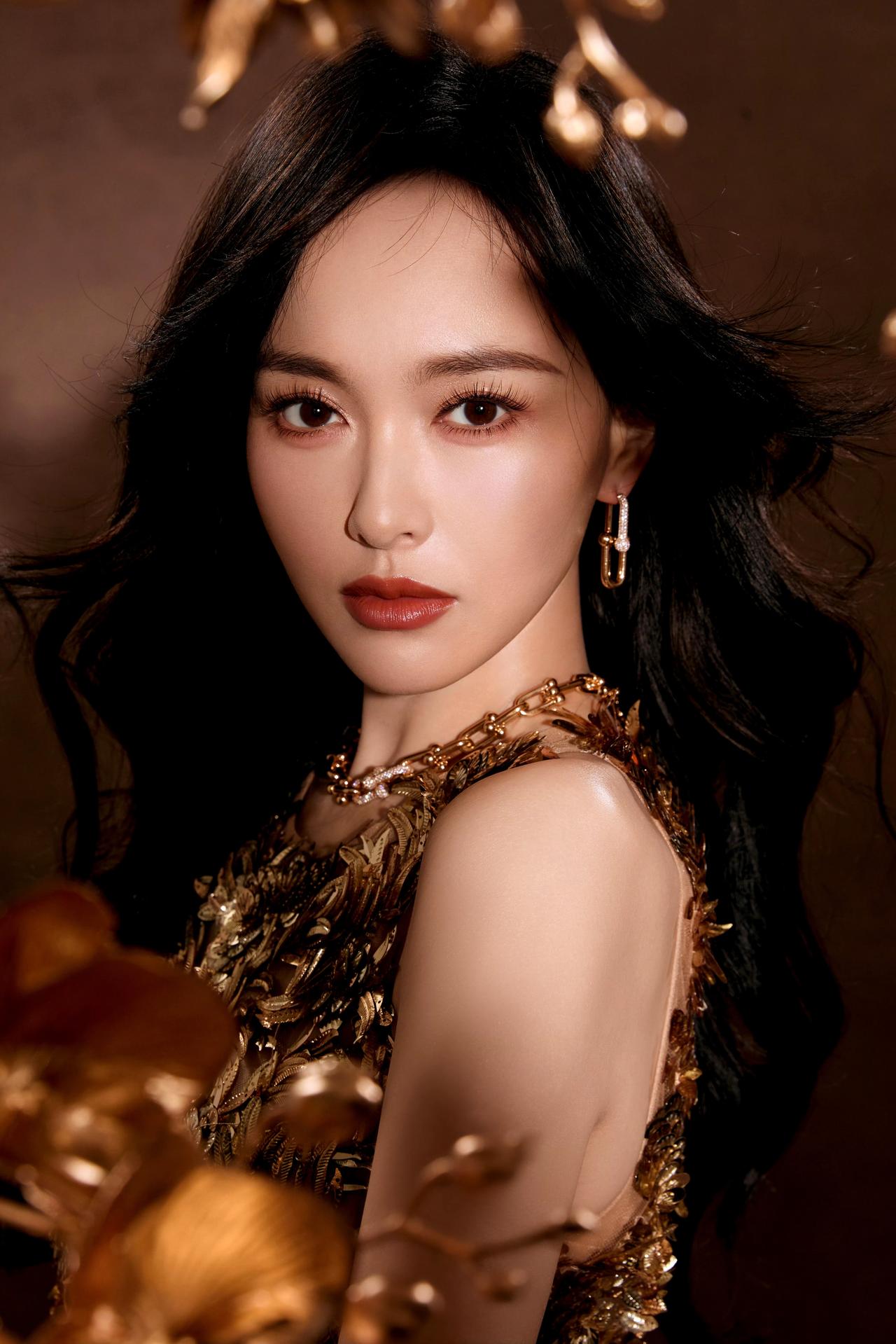 ✨唐嫣鎏金大片，美到发光！一袭鎏金羽毛裙勾勒出完美曲线，复古大波浪卷发配红唇