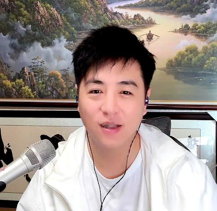 我天，这剧本又反转了？前两天还剑拔弩张，今天就“母慈子孝”一家亲了？熊磊那边