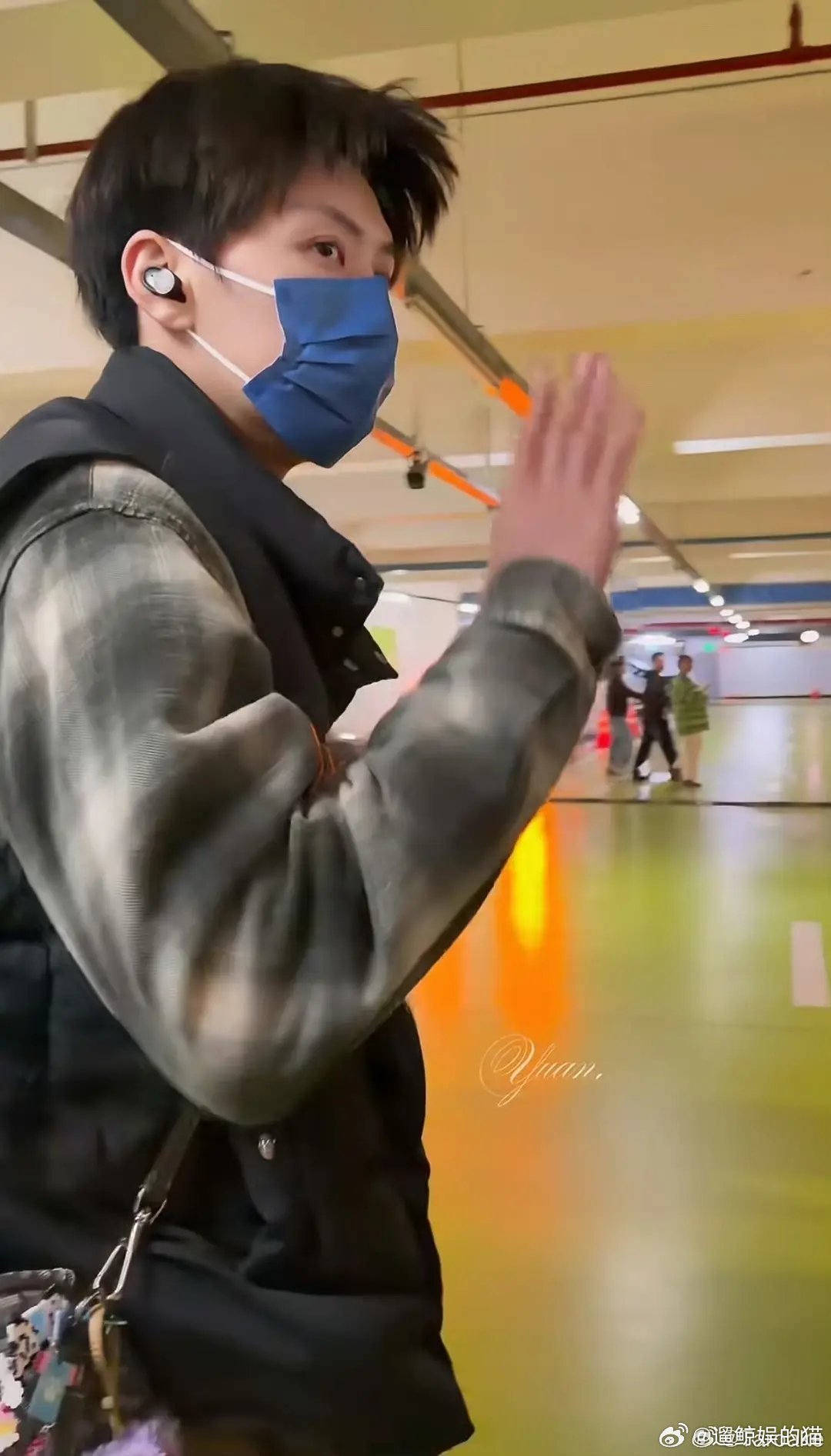 谁说真情侣会避嫌的