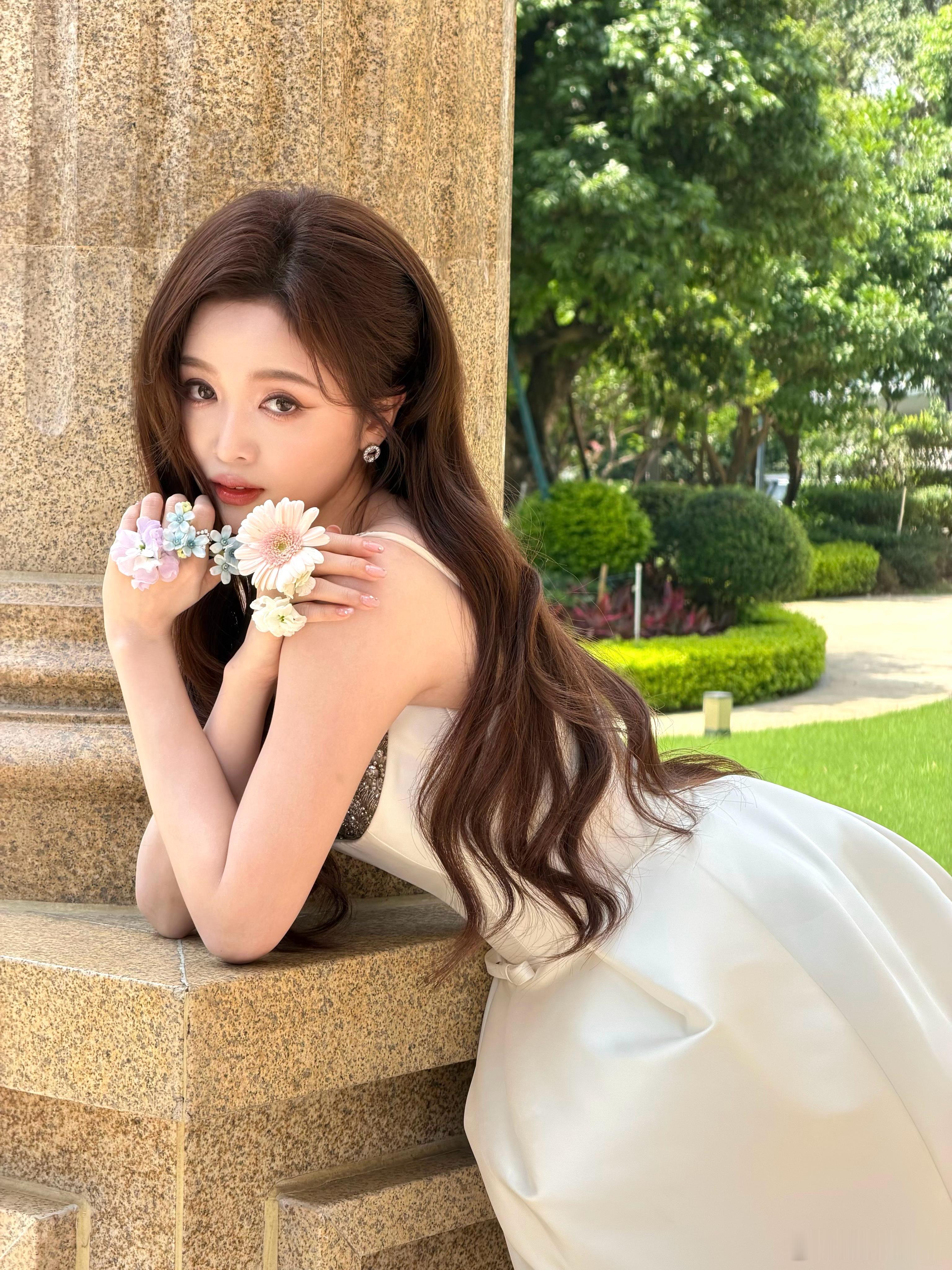 吴宣仪粉丝线下合唱我又初恋了吴宣仪粉丝大合唱我又初恋了前奏响起全员大合唱，青春永