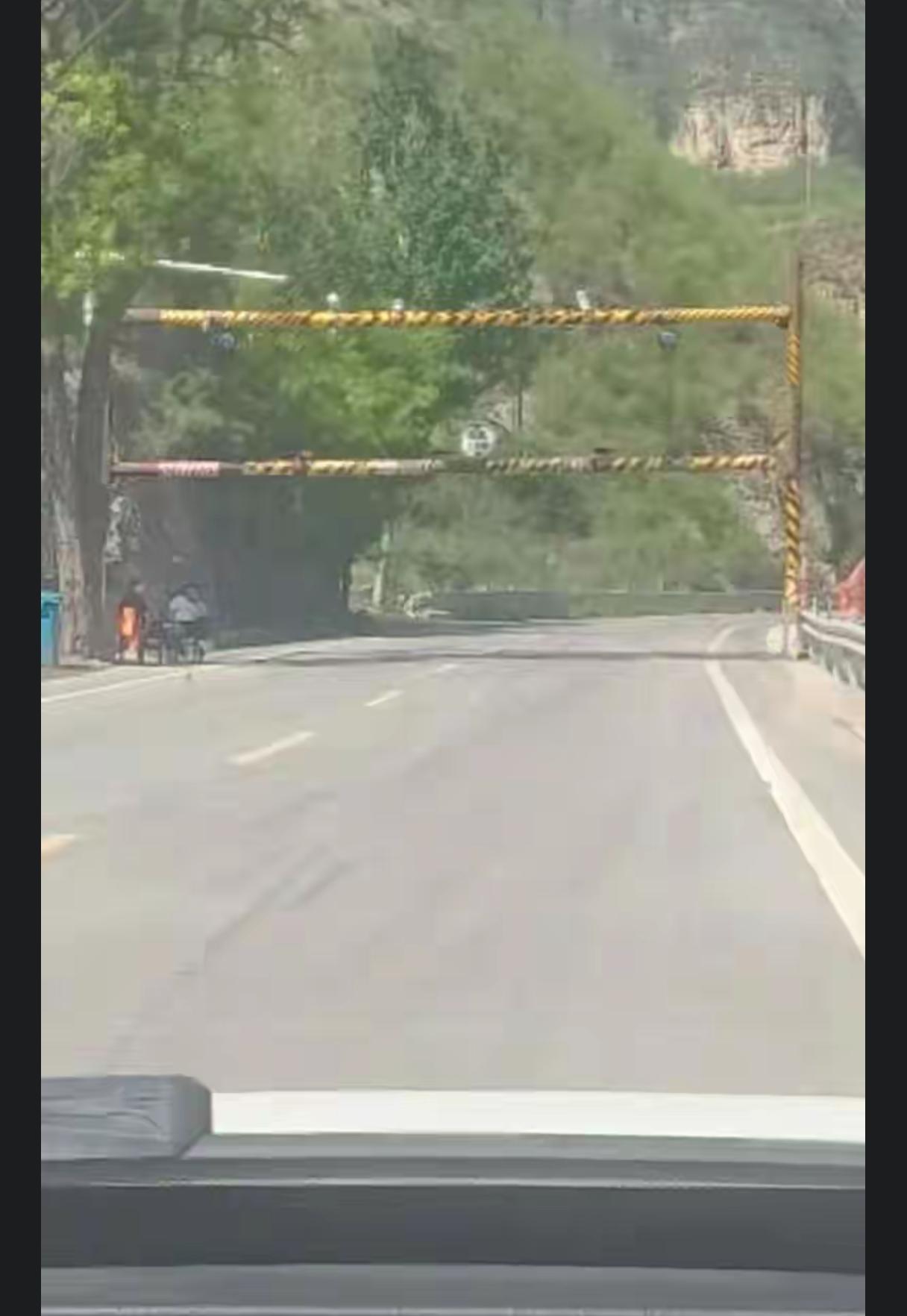 反光背心站在国道边上，手一伸，车就停了。到甘南甘加秘境玩，油加满了，导航拉到