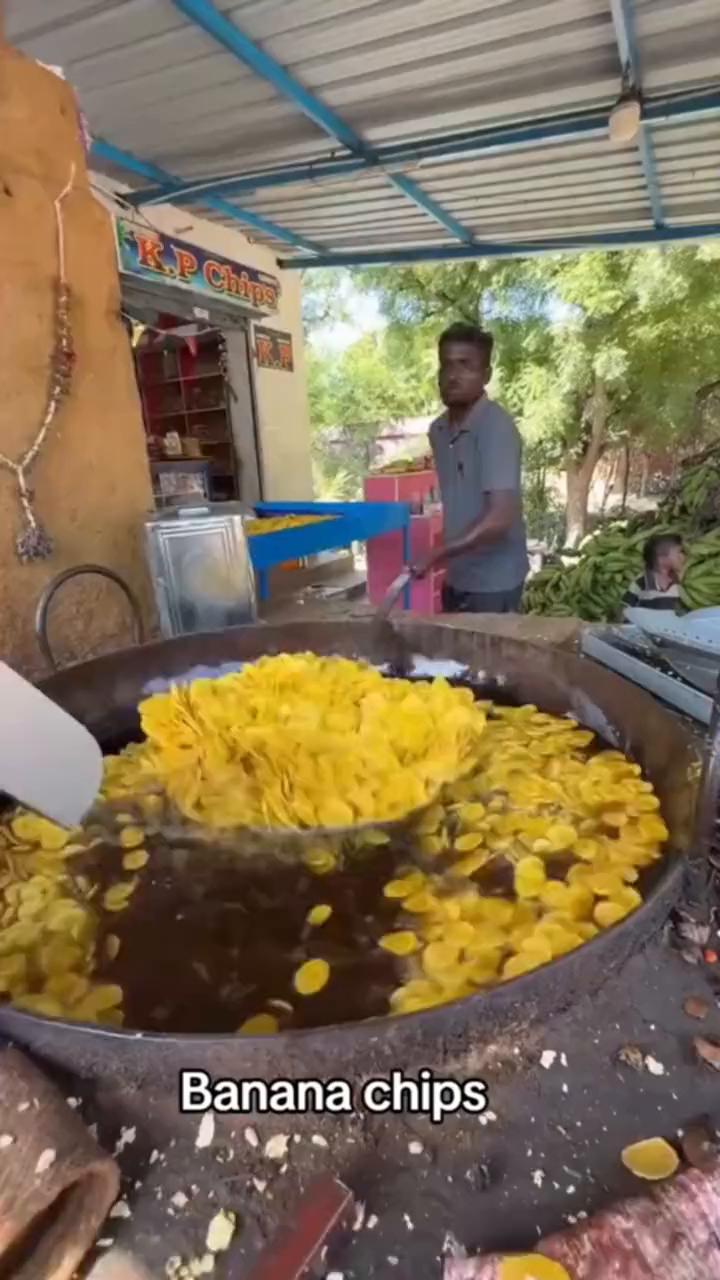 眼前这个阿三哥拿着一串香蕉，准备用刀把这些香蕉全部劈开。只见这位阿三哥一刀，好几