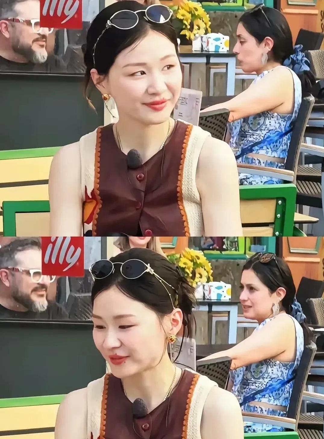 金靖真的是活的自由自在，每天在镜头面前都是特别喜欢笑，有一种极其热烈的亲切感。