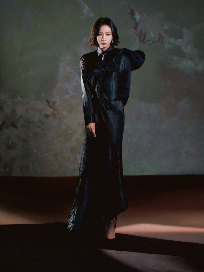 谁懂王珞丹金鸡红毯风骨！黑缎长裙无露肤吸睛，垂坠线条贴合身形，拖尾铺展间，清冷疏