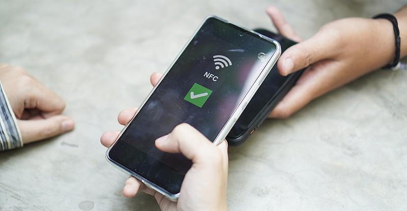 快告诉家人手机这个功能不用时要关闭手机这功能开着，小心钱被“碰”走，你可能还不