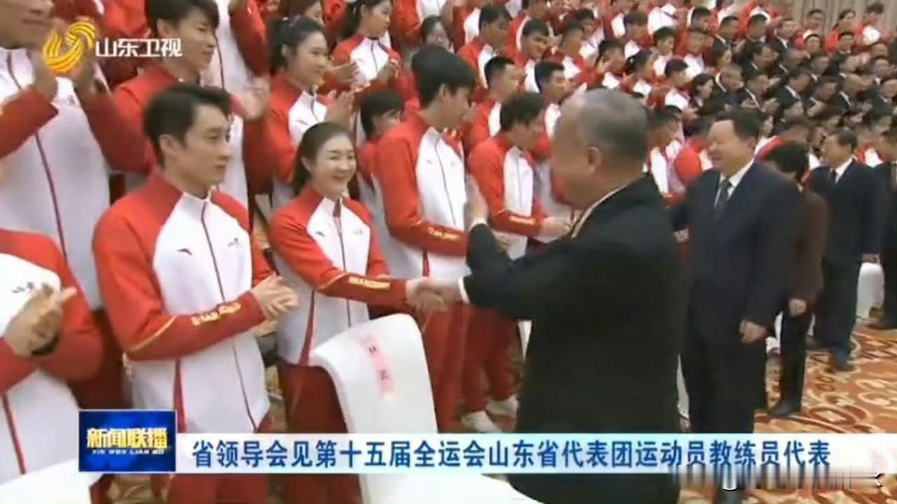 陈梦是C位，边上是练俊杰，旁边是张展硕[赞]别看陈梦长得柔柔弱弱的样子，但是