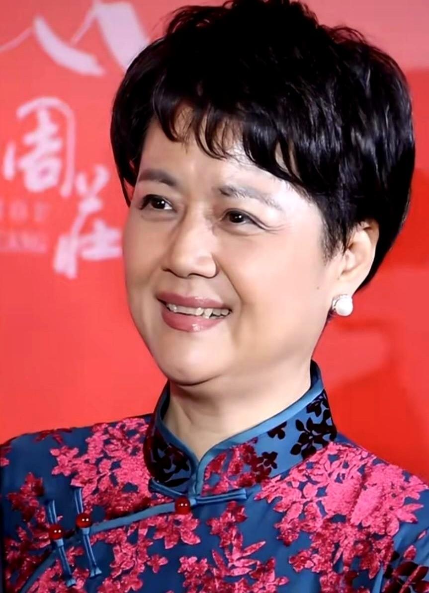 当一个快60岁的女演员，脸上带着皱纹被人夸奖，这事本身就有点不对劲。茹萍的近