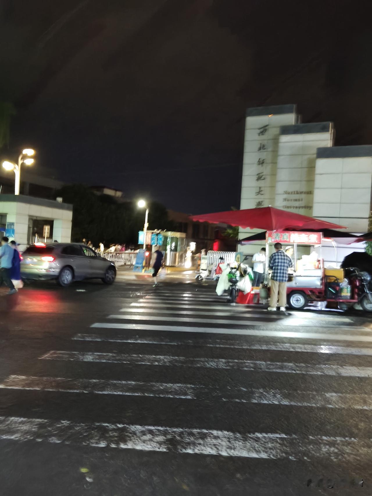 地点:兰州大学城都晚上11点了大学城马路两边的小吃摊还摆了不少。学生们真的挺