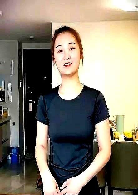 现在每次路过她家服装店都能看到她在里头忙活不是蹲着理货就是站着熨衣服有时候客