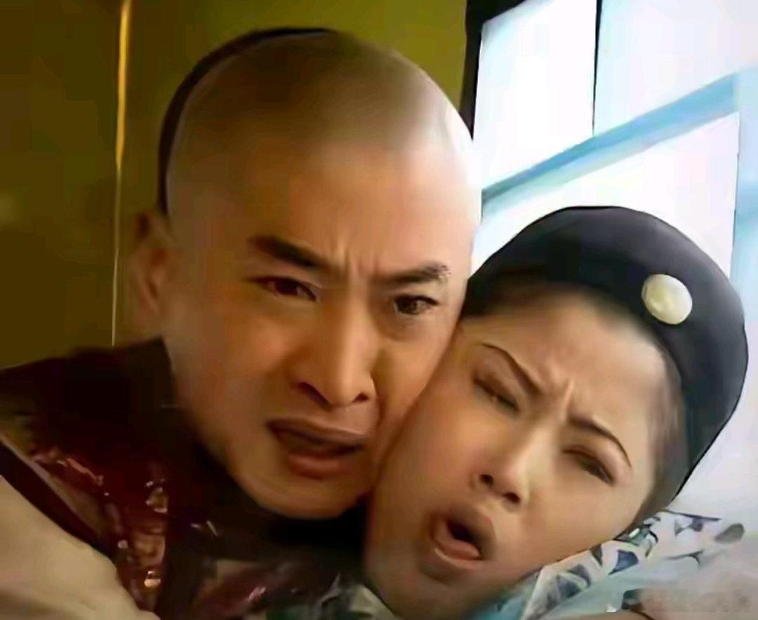 尔康抱着紫薇哭的这场戏，紫薇脸上的表情绝对是生理性讨厌。尔康根本不是被坑，有一集