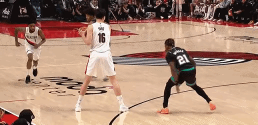 NBA杨瀚森太有想象力了！一记隐蔽胯下妙传，把球给到韦斯利，打乱防守，韦斯利心领
