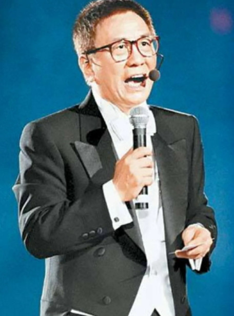 1990年，徐克开拍《笑傲江湖》，找大才子黄霑写主题曲，黄霑连写六稿，徐克都不满