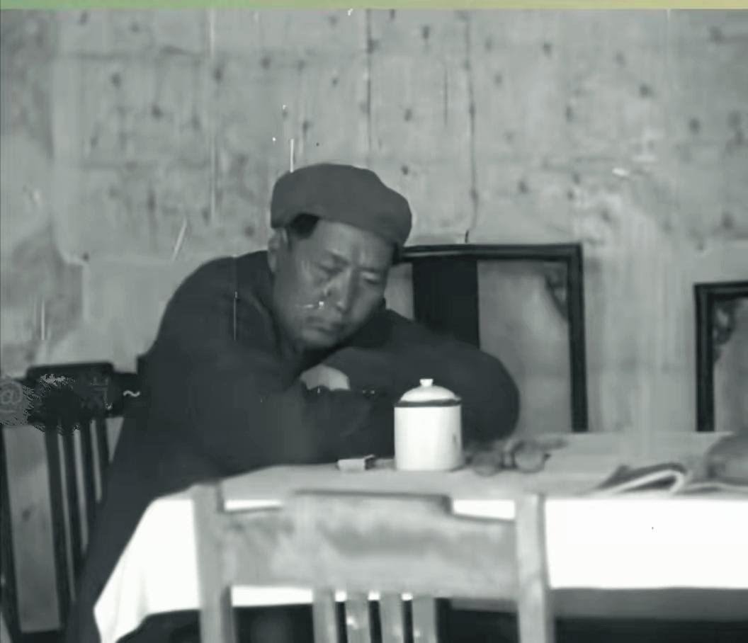 每次看到主席这张照片，都忍不住停下来，猛一看，“毛主席在生气、闹情绪，甚至耍孩子