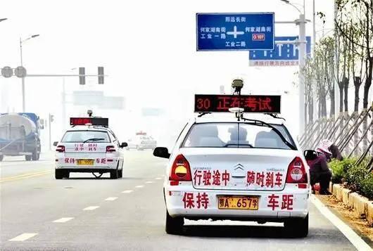 今天早上听朋友吐槽她老公，差一点没有笑昏。她说她老公拿驾照昨天考科三又挂了，