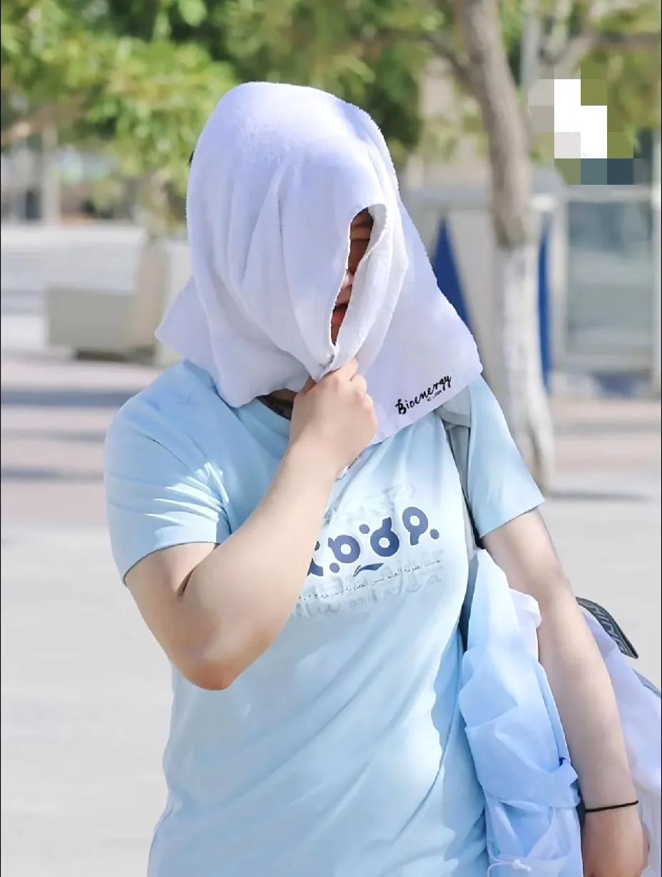 哈哈，头顶一块布，全球我最富在多哈适应场地的国乒队员，每天上下训的路上成了一