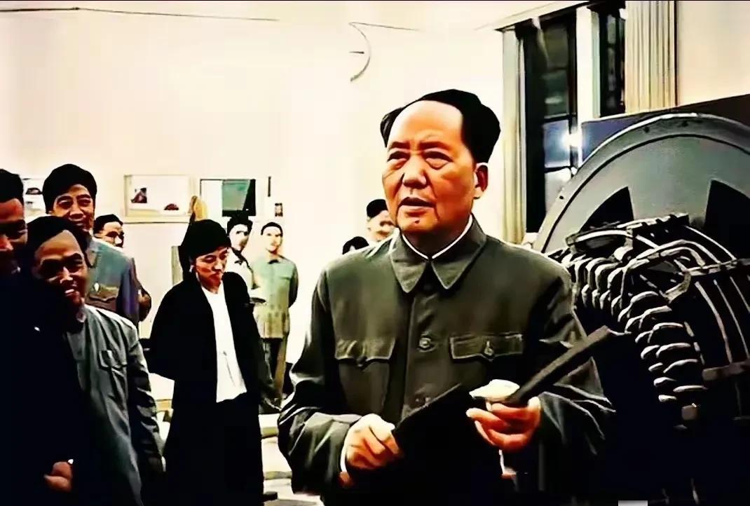 毛主席一生都牵挂着人民。他频繁下基层视察，足迹遍布大江南北。在乡村小道上，毛主