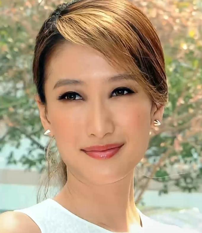 身为万众瞩目的谢家千金，谢婷婷为何选择淡出娱乐圈定居海外？44岁的她曾是风光无